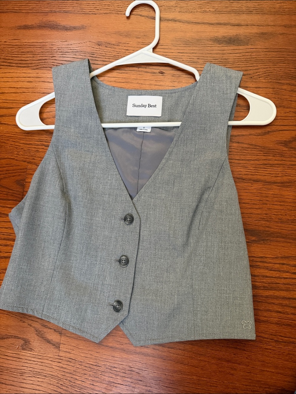 Aritzia Sunday Best Women’s Gray Button V-Neck Vest
